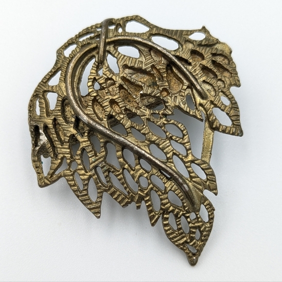 Jewelry - Vintage open metalwork leaf brooch pin